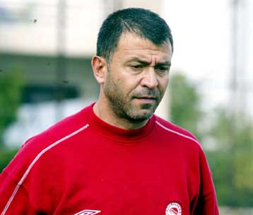 Στο ματς με τον Ηρακλή εφιστά την προσοχή τον παικτών του Ολυμπιακού ο Λεμονής