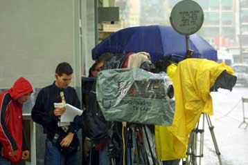 Επίθεση κατά συνεργείων MME έξω από το γραφείο της Κούρτοβικ-Νέα «προκήρυξη» της 17Ν