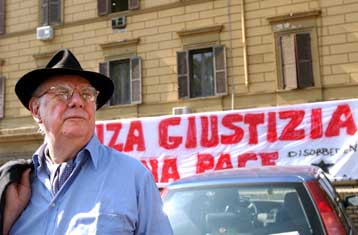 Χιλιάδες άτομα διαδήλωσαν στη Ρώμη κατά του αμφιλεγόμενου νόμου της κυβέρνησης