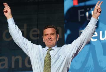 Αισιόδοξος για τη νίκη ο Σρέντερ έπειτα από τη μεταστροφή του πολιτικού κλίματος