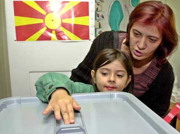 Σοβαρά επεισόδια σημάδεψαν την εκλογική διαδικασία σε δύο πόλεις της ΠΓΔΜ