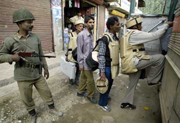 Απόπειρα δολοφονίας υπουργού λίγο πριν τις εκλογές στο Κασμίρ – Εννέα αντάρτες νεκροί