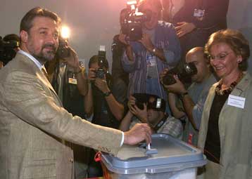 Νίκη της αντιπολίτευσης στις εκλογές της ΠΓΔΜ, σύμφωνα με τα exit poll