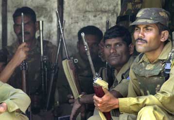 Υπό δρακόντεια μέτρα ασφαλείας άνοιξαν οι κάλπες στο Κασμίρ