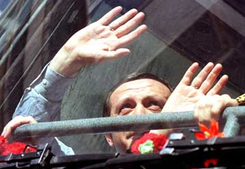 Το Ανώτατο Δικαστήριο της Τουρκίας απαγορεύει στον Ερντογάν να συμμετάσχει στις εκλόγες