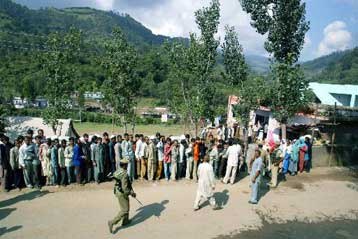 Αιματηρά επεισόδια σκίασαν την πρώτη φάση των εκλογών στο ινδικό Κασμίρ