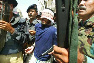 Το Πακιστάν παρέδωσε στις ΗΠΑ πέντε υπόπτους που σχετίζονται με την Αλ Κάιντα