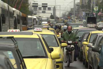 Αντεγκλήσεις στη Βουλή για τον περιορισμό της κυκλοφορίας στην Αθήνα