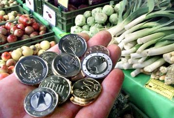 Να γίνουν χαρτονομίσματα τα κέρματα του ενός και δύο ευρώ ζητά η ΟΤΟΕ