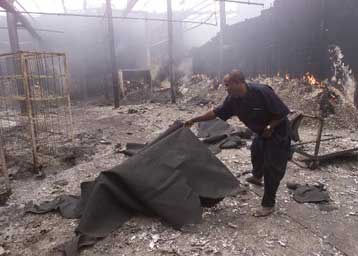 Στους 45 οι νεκροί από την πυρκαγιά που ξέσπασε σε εργοστάσιο της Νιγηρίας τη Δευτέρα