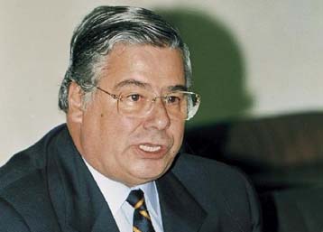 Υπάρχουν και όρια, δήλωσε ο Μιλτ.Έβερτ για τις συνεντεύξεις του Σ.Ξηρού