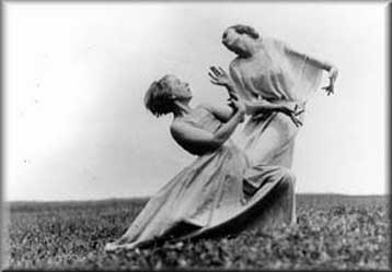 Επιτυχημένη η πρώτη αναδρομική έκθεση φωτογραφιών της Nellys στη Γερμανία