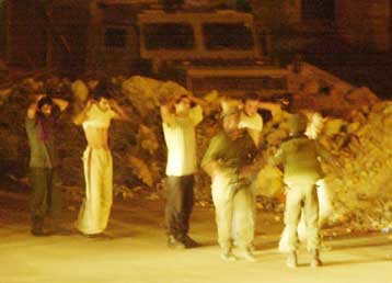 Οκτώ Παλαιστίνιοι παραδόθηκαν στους Ισραηλινούς που πολιορκούν το αρχηγείο του Αραφάτ