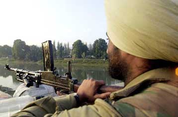 Τέταρτη δολοφονία κυβερνητικού στελέχους στο ινδικό Κασμίρ μέσα σε μία εβδομάδα