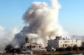 Αποκλεισμένος στο σχεδόν ολοσχερώς κατεστραμμένο αρχηγείο της Ραμάλα ο Γ.Αραφάτ