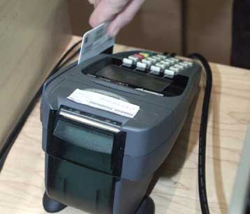 Με ρυθμό 25% έως 30% ετησίως «τρέχει» το πλαστικό χρήμα στην Ελλάδα