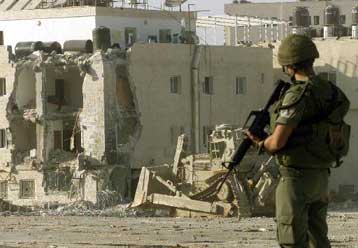 Οι Ισραηλινοί διέταξαν την εκκένωση του αρχηγείου του Αραφάτ στη Ραμάλα