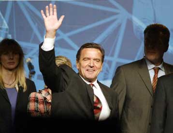 Τα ηνία της καγκελαρίας φέρεται να διατηρεί, αν και αισθητά αποδυναμωμένος, ο Σρέντερ