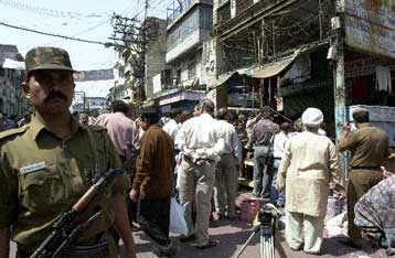 Έκρηξη βόμβας με 16 νεκρούς στη βόρεια Ινδία