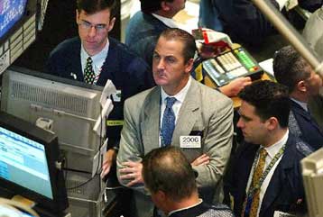 Στο χαμηλότερο επίπεδο από τον Ιούλιο υποχωρεί τη Δευτέρα η Γουόλ Στριτ