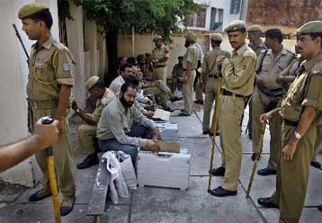 Υπό αυστηρά μέτρα ασφαλείας διεξάγεται την Τρίτη β γύρος των εκλογών στο ινδικό Κασμίρ