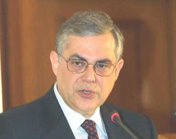 Για ενδεχόμενη αύξηση των επιτοκίων από την ΕΚΤ προειδοποιεί ο Λουκάς Παπαδήμος