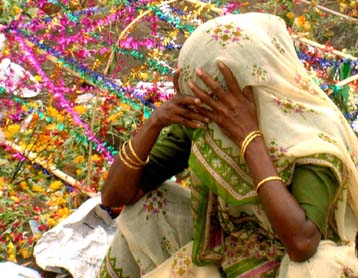 Έντεκα Ινδοί νεκροί και δεκάδες τραυματίες από επίθεση σε ναό στο Γκουτζαράτ