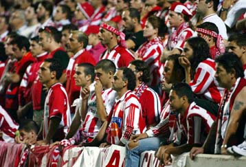 Επεισόδια μεταξύ φιλάθλων του Ολυμπιακού και της Μακάμπι στο αεροδρόμιο της Λάρνακας