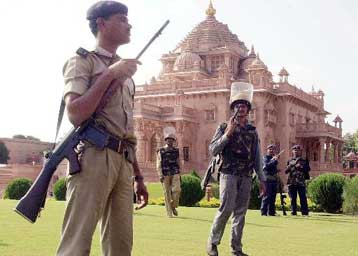 Στρατιωτικές δυνάμεις στέλνει η Ινδία στο Γκουτζαράτ μετά τη σφαγή στον ινδουιστικό ναό