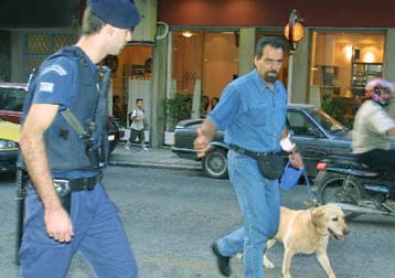 Φωτιά ξέσπασε τα ξημερώματα της Πέμπτης στα γραφεία του ΠΑΣΟΚ στον Αγιο Παντελεήμονα