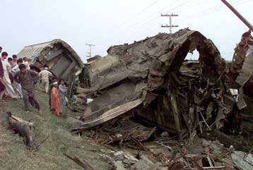 Δώδεκα νεκροί και 70 τραυματίες από εκτροχιασμό τρένου στο Πακιστάν