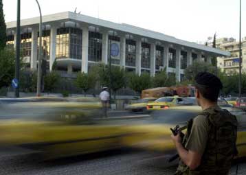 Ξυλοδαρμός εικονολήπτη στην Πλατεία Ελευθερίας στη διάρκεια αντιπολεμικής διαδήλωσης