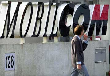 Στην απόλυση του 1/3 του προσωπικού της προχωρά η MobilCom