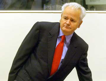 «Στημένη» χαρακτηρίζει τη σφαγή της Σρεμπρένιτσα ο Μιλόσεβιτς