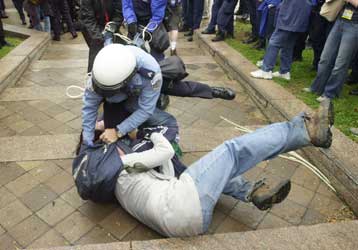 Μαζικές συλλήψεις από την αστυνομία σε διαδήλωση κατά της παγκοσμιοποίησης στις ΗΠΑ