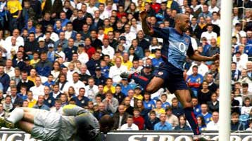 «Ανεμος» η Αρσεναλ και νίκες για Μάντσεστερ, Λίβερπουλ