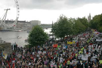 Πενήντα χιλιάδες Λονδρέζοι διαδήλωσαν κατά μίας πολεμικής επιχείρησης στο Ιράκ