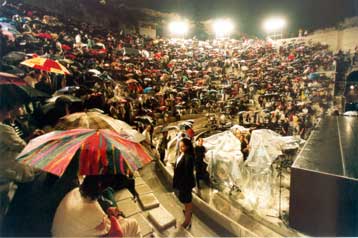 Υπό βροχή ολοκληρώθηκαν οι εκδηλώσεις του Φεστιβάλ Αθηνών για το καλοκαίρι 2002