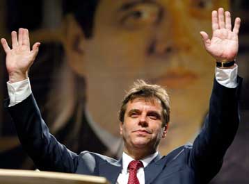 Νικητής του πρώτου γύρου των προεδρικών εκλογών στη Σερβία ο Βόιτσλαβ Κοστούνιτσα