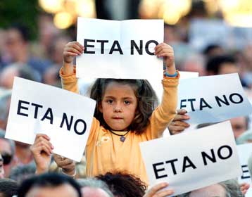 Απειλές εναντίον της ισπανικής κυβέρνησης και της αντιπολίτευσης εκτόξευσε η ΕΤΑ