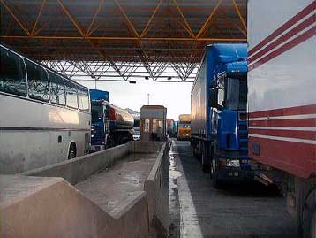 Μπλόκα στα διόδια στήνουν τη Δευτέρα οι παραγωγοί και οι πωλητές λαϊκών αγορών