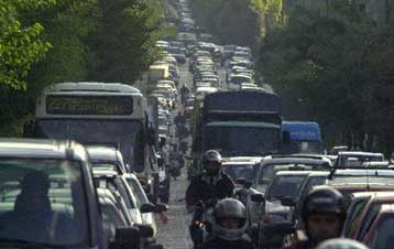 Αναβάλλεται η μείωση του φόρου σε εισαγόμενα και μεταχειρισμένα ΙΧ