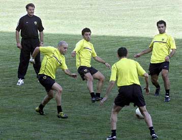 Γεωργάτος και Κασάπης προβληματίζουν τον Μπάγεβιτς στον αγώνα με τη Ρεάλ