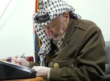 Σε απόσταση αναπνοής από το αρχηγείο του Γιασέρ Αραφάτ και πάλι ο ισραηλινός στρατός