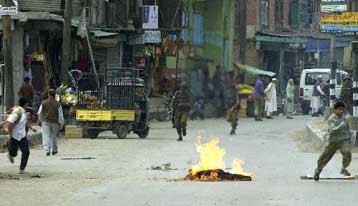 Με ένα ακόμη λουτρό αίματος ολοκληρώθηκε η τρίτη φάση των εκλογών στο Κασμίρ