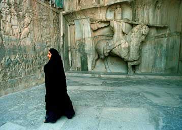 Δημόσιο φιλί ηθοποιού προς σκηνοθέτη ξεσήκωσε τους ισλαμιστές του Ιράν