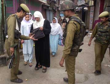 Ένας νεκρός και είκοσι τραυματίες από έκρηξη βόμβας σε λεωφορείο στο ινδικό Κασμίρ