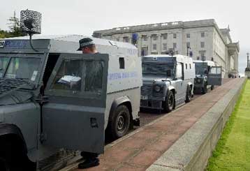 Συλλήψεις και αστυνομική έφοδος στα γραφεία του Σιν Φέιν στη Β.Ιρλανδία