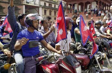 Ο βασιλιάς του Νεπάλ έπαυσε αιφνιδίως την κυβέρνηση και ανέβαλε επαόριστο τις εκλογές