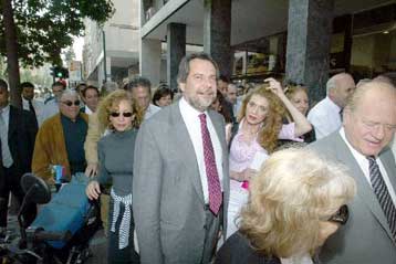 Βόλτα στο κέντρο της Αθήνας των Παπουτσή και Μπακογιάννη – Συνάντηση με καταστηματάρχες